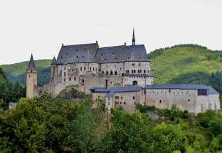 Castello storico immerso nella natura vicino al Camping Gritt a Diekirch, Lussemburgo.
