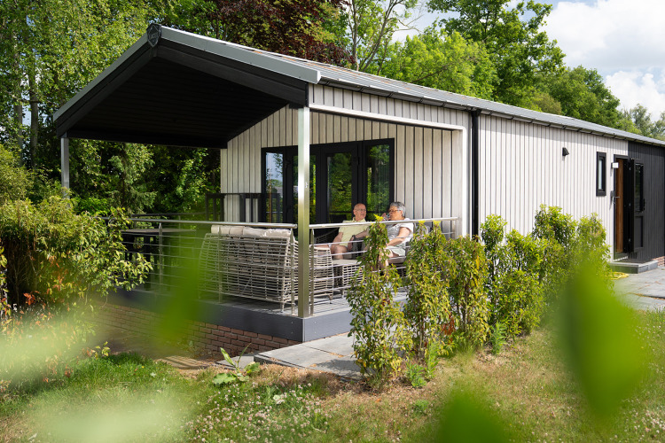 Terrace Lodge mit Veranda, Sauna und Whirlpool im Holiday Resort 't Schuttenbelt in den Niederlanden.