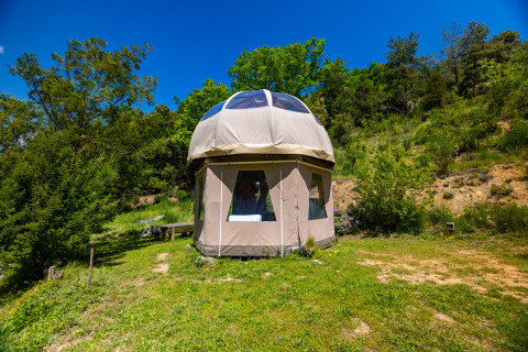 Unieke bubbel tipi zonder sanitair bij Camping Des Randonneurs in Frankrijk, tussen groen en natuur.