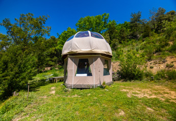Tipi burbuja único sin fontanería en Camping Des Randonneurs, Francia, rodeado de naturaleza verde.