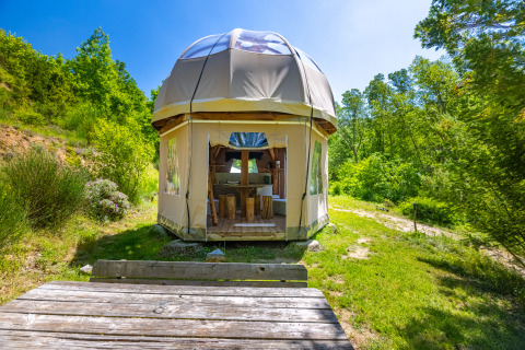 Unieke bubbel-tipitent zonder sanitair op Camping Des Randonneurs in Frankrijk, midden in het groen.