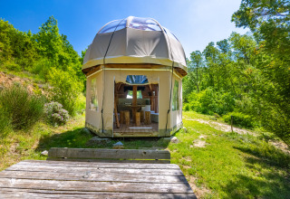 Unieke bubbel-tipitent zonder sanitair op Camping Des Randonneurs in Frankrijk, midden in het groen.