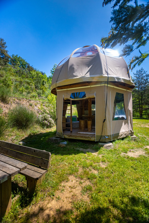 Unieke bubbel-teepee zonder sanitair op Camping Des Randonneurs in Frankrijk, te midden van natuur.