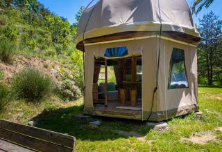 Unieke bubbel-teepee zonder sanitair op Camping Des Randonneurs in Frankrijk, te midden van natuur.