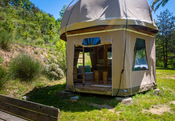 Tienda tipo burbuja única sin plomería en Camping Des Randonneurs, Francia, rodeada de naturaleza.