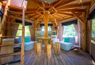 Interno di una tenda tipi a bolla unica senza impianto idraulico al Camping Des Randonneurs in Francia, arredo in legno.