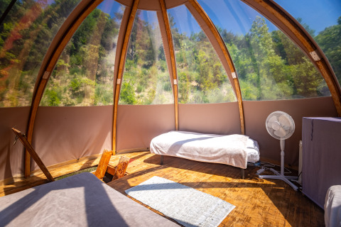 Interno della tipica tenda bubble senza impianto idraulico al Camping Des Randonneurs, Francia, con letti singoli.
