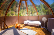 Binnenzicht van de unieke bubble-tipi zonder sanitaire voorzieningen bij Camping Des Randonneurs, Frankrijk.
