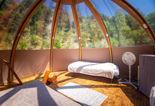 Interno della tipica tenda bubble senza impianto idraulico al Camping Des Randonneurs, Francia, con letti singoli.
