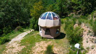 Tipi a bolla unico senza impianto idraulico, immerso nel verde tra alberi e natura incontaminata.