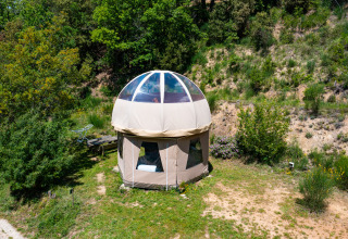 Tipi bubble unico senza impianti idraulici al Camping Des Randonneurs in Francia, immerso nella natura.