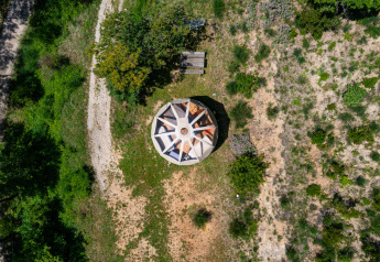 Vista aerea di una tenda tipi senza impianti idraulici, circondata dal verde al Camping Des Randonneurs, Francia.