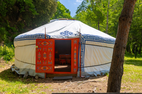 Una yurta tradicional mongola como alojamiento glamping en Camping des Randonneurs - Yurts Occitanië en la naturaleza.