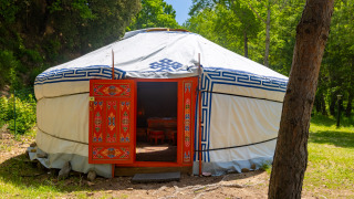A traditional Mongolian yurt glamping accommodation at Camping des Randonneurs - Yurts Occitanië in nature.
