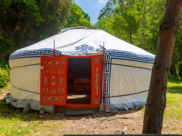 Een traditionele Mongoolse yurt als glamping accommodatie bij Camping des Randonneurs - Yurts Occitanië.