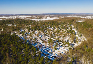 Vista aerea del Bospark Markelo innevato, un villaggio vacanze tra i boschi di Overijssel, nei Paesi Bassi.
