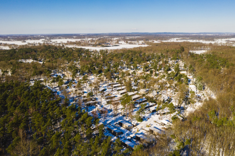 Vue aérienne de Bospark Markelo enneigé, parc de vacances entouré de forêt à Overijssel, aux Pays-Bas.