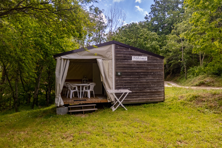 Safari-Zelt Stacaravan Tithome auf dem Campingplatz Des Randonneurs in Frankreich, ruhig im Grünen gelegen