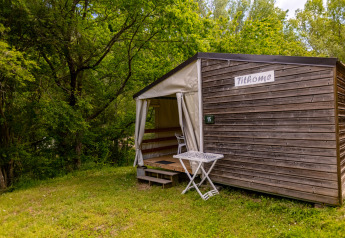 La tenda safari Stacaravan Tithome al Camping Des Randonneurs in Francia, immersa nel verde della natura.