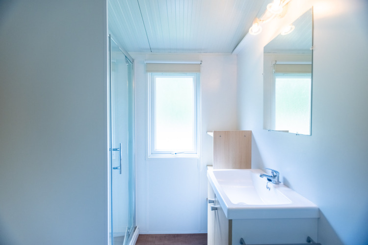 Helles, modernes Badezimmer im Safari-Zelt Stacaravan Tithome auf Camping Des Randonneurs in Frankreich.