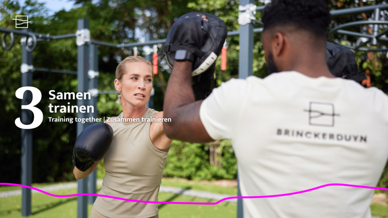 Dos personas entrenan boxeo juntas al aire libre en la Unbrick One | Sauna lodge, Brinckerduyn.