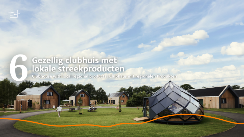 Gezellig clubhuis en moderne lodges bij Unbrick One | Sauna, in een groene omgeving onder een blauwe lucht.