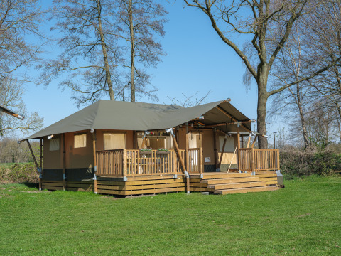 Tente safari Medley Lodge avec terrasse et bain à remous au Parc de Loisir Den Blanken, aux Pays-Bas.