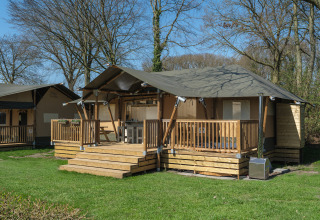 Safari-Zelt Medley Lodge mit Whirlpool im Erholungspark Den Blanken, Niederlande, bei sonnigem Wetter.