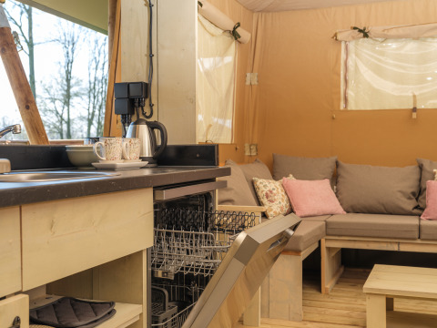 Køkken og opholdsområde i en luksuriøs safaritelt, Medley Lodge, med boblebad i Den Blanken, Holland.