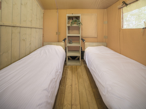 Indretning af soveværelse med to enkeltsenge i en safari telt ved Recreation Park Den Blanken, Holland.