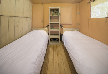 Dormitorio con dos camas individuales en una tienda safari en Recreation Park Den Blanken, Países Bajos.