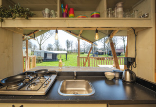 Cocina dentro de una tienda safari Medley Lodge con jacuzzi en Recreation Park Den Blanken, Países Bajos.