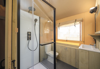 Bagno nella tenda safari Medley Lodge con doccia, WC e lavabo nel Parco Ricreativo Den Blanken, Paesi Bassi.