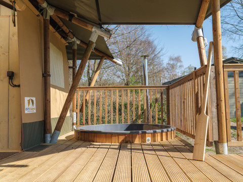 Tienda safari Medley Lodge con jacuzzi en terraza de madera en Recreation Park Den Blanken, Países Bajos.