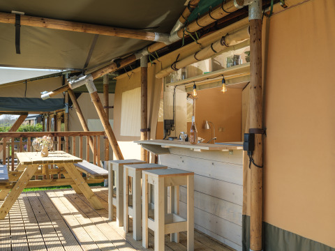 Spazio esterno della tenda safari Medley Lodge con vasca idromassaggio al Recreation Park Den Blanken nei Paesi Bassi.