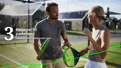 To personer spiller padel på Brinckerduyns Unbrick One lodge i Holland med sauna og pool.