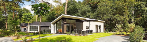 Casas de vacaciones modernas en Bospark Markelo, rodeadas de vegetación y árboles en Overijssel, Países Bajos.