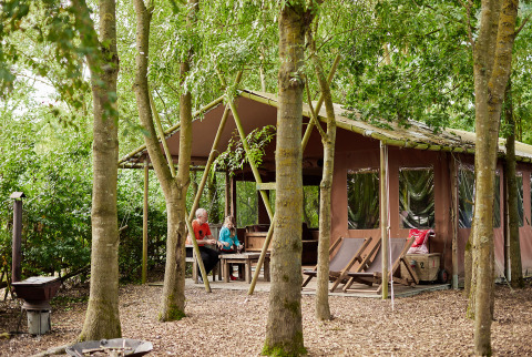 Safari-Zelt 'Tent cottage' mit privater heißer Dusche und Hot Tub bei Feather Down Layer Marney Tower, Großbritannien.