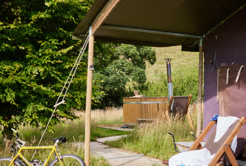 Safari-telt med privat varmt brusebad og træbadekar ved Feather Down Pant y March Farm i Storbritannien.