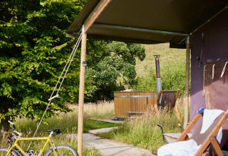 Safari-telt med privat varmt brusebad og træbadekar ved Feather Down Pant y March Farm i Storbritannien.