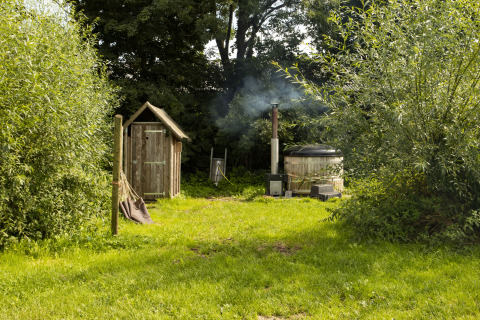 Safari-Zelt mit privater Dusche und Hot Tub in grüner Umgebung bei Hoeve De Pippert, Niederlande.