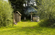 Tente safari avec douche privée chaude et bain nordique à Hoeve De Pippert, aux Pays-Bas.