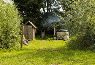 Safari-Zelt mit privater Dusche und Hot Tub in grüner Umgebung bei Hoeve De Pippert, Niederlande.