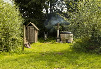 Tente safari avec douche privée chaude et bain nordique à Hoeve De Pippert, aux Pays-Bas.