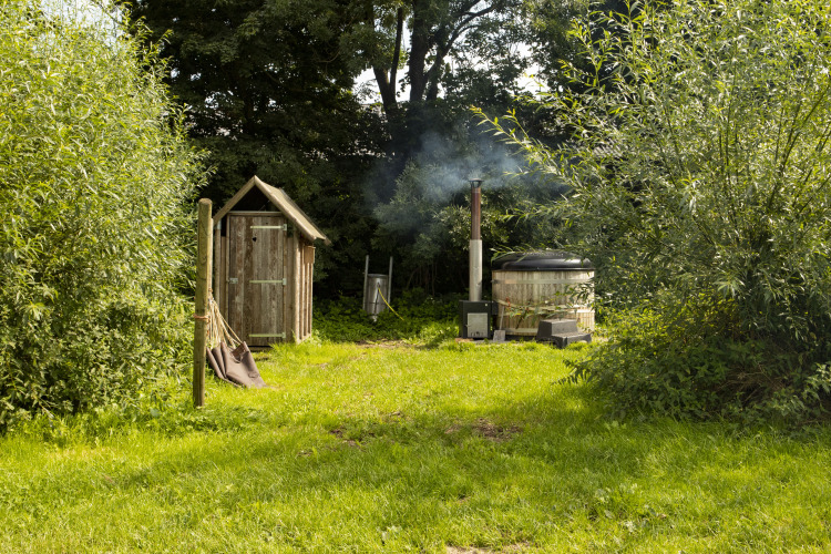 Tienda safari con ducha privada y bañera de hidromasaje en Hoeve De Pippert, Países Bajos.