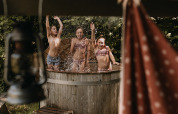 Kinder spielen im warmen Hot Tub an einem Safarizelt mit privater Dusche bei Het Wesselink in Salland.