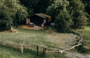 Tenda safari con doccia privata calda e vasca idromassaggio al Feather Down Landgoed Volenbeek, Paesi Bassi.