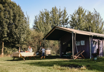 Tente safari avec douche et bain à remous privés à la ferme aux Pays-Bas, famille en plein air.
