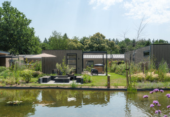 Moderne Lodge am Teich im Batenburgh Deluxe, Veluwepark de Bosgraaf, mit Garten und Terrasse.