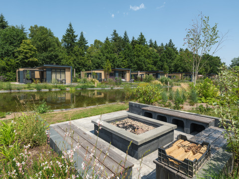 Batenburgh Deluxe Lodges im Veluwepark de Bosgraaf mit modernen Hütten, Teich und Natur in den Niederlanden.